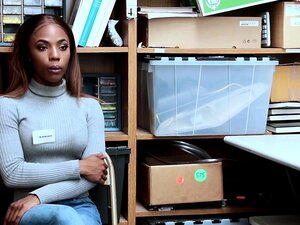 Une mignonne noire se fait choper et baiser par une flic du centre