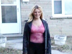 Blonde à gros seins exhibe sa femme dans un banc de parc public