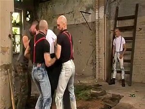 Un mec suce avec luxure la grosse bite de son amant, Ces deux mecs