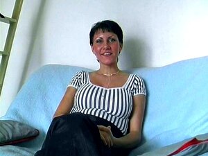 Une mignonne fille aux cheveux courts se montre et devient coquine