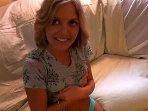 Le mec vit une énorme séance de perçage par derrière