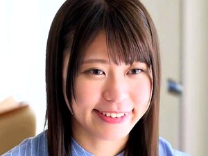 La mignonne blonde bouclée enregistre une masturbation solo avec un