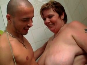 Une nana à gros nichons chevauche sous la douche