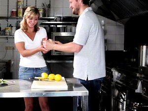 Une nana européenne se fait éjaculer analement dans la cuisine d'un