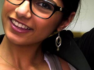La mignonne lubrique Mia Khalifa joue avec ses nichons de lait