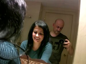 S'amuser dans les coulisses de la salle de bain avec Montse Swinger