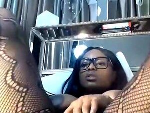 Une BBW africaine aux gros seins se fait plaisir la chatte,