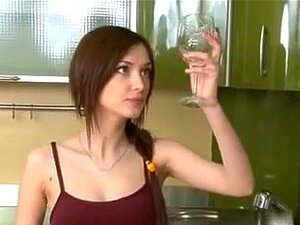 Couple mignon faisant une gorge profonde dans une cuisine, rien ne dit