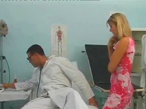 Le docteur doigte son patient