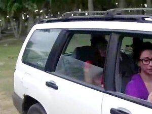 Des mannequins en chaleur sucent des bites dans une voiture