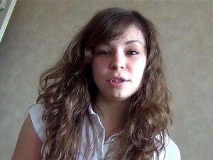 Ma copine jouit comme une amateur à la maison et sur le terrain