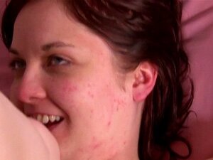 Une amateur poilue tire et suce une bite. Une amateur naturelle et