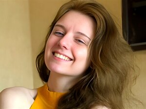 Jolie jeune fille se masturbe seule