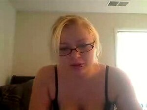 Regardez une voluptueuse fraîche femme chevaucher son jouet