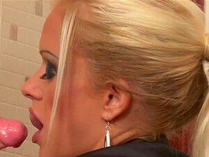 Les seins des beautés deviennent tout visqueux. La vraie bombe se