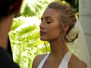 Une mariée aux cheveux dorés sexuellement excitée suce et chevauche