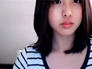 Plongez dans l'univers envoûtant d'une modèle coréenne de webcam