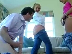 Deux filles humilient et lui éjacule sur son propre visage