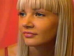 Petite blonde chaude nue sur webcam