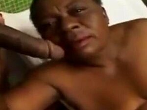 Mamie noire prend une longue grosse bite noire