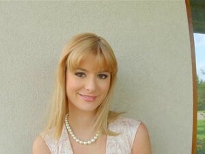 Blonde chaude taquine avec son corps avant de baiser. La blonde