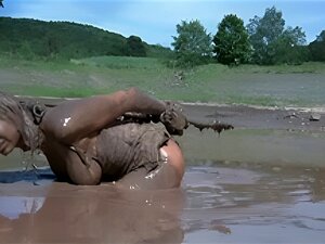 Découvrez l'excitation sauvage du plaisir soumis en plein air.