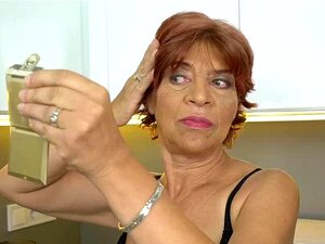 La grand-mère lubrique Donatella est de retour avec son nouvel ami,