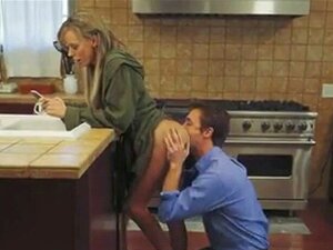 avant d'aller au travail. avant le cunnilingus, tu te lèches le cul