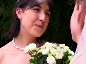 La mariée Lez aussie a goûté. La chatte poilue de Lez aussie brides