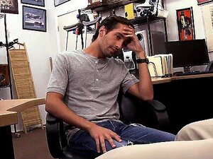 Un petit mec poilu amateur devient gay