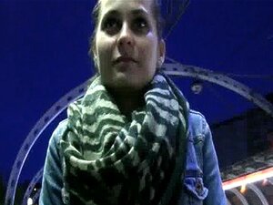 La nana amateur Emily exhibe ses nichons pour de l'argent