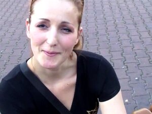 Une nana tchèque impeccable est séduite dans le centre commercial et