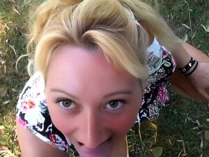 une MILF française de 44 ans me suce au bord de l'eau avant de