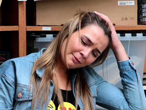  L'officier LP n'a pas hésité à baiser la chatte fraîche de Blair