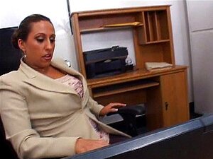 Baise au bureau avec des seins chauds