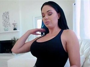 Ma belle-mère MILF facile m'a surpris en train de mater ses énormes