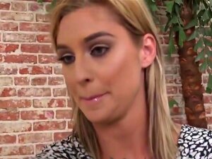 Kleio Valentien a du sexe lesbien interracial. Kleio Valentien est le