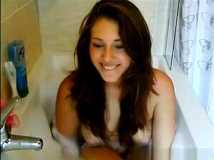 Mignonne dans la baignoire se masturbant, la mignonne se filme dans la