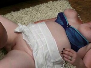 Il lèche sa grosse chatte avant de la baiser. Il lèche sa grosse