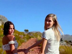 Deux petites nanas asiatiques posent avec une lesbienne mignonne et