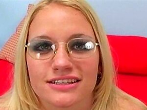 Nicole Scarlett suce une grosse bite puis reçoit Spunkmouth pour la