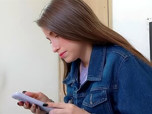 Ma demi-soeur se maquille pour un rendez-vous important et je finis