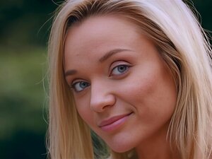 La beauté russe blonde maigre Zhenya Belaya aux petits seins se