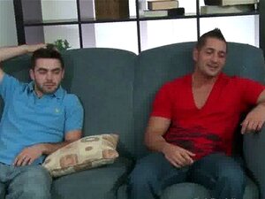 La star du porno musclé Eddie Cambio fait sa première scène gay