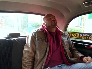 Femme Fake Taxi Fit chauffeur de taxi chevauche la bite comme une pro