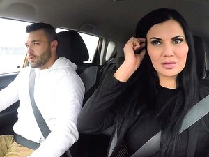 Un mec baise une MILF aux gros seins très chaude