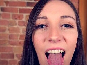 Expérience de conversation sale extrême avec la brune Clara Dee