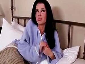 Veronica Avluv se fait branler les pieds