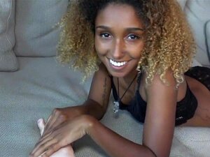 La petite mignonne Black Kiki Star se fait remplir de sperme par Alex