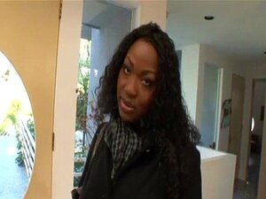 Éjaculation faciale sur la chaude ébène Aryana